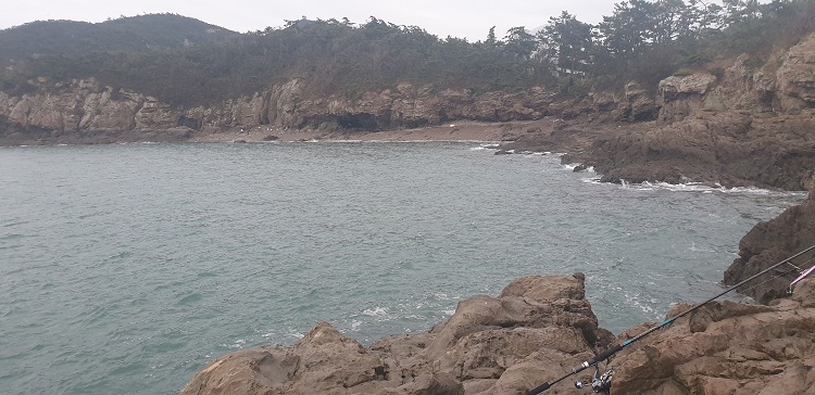 군산 신시도 등대 갯바위 루어낚시 포인트 홈통 여에 올라서서 싱킹 미노우로 농어 및 광어를 루어낚시로 공략하고있다.