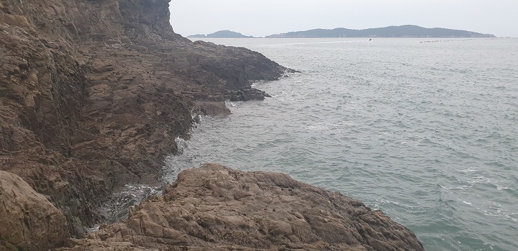 군산 신시도 등대 갯바위포인트 홈통 여에 서서 하선자리를 보고 한컷 찍어보았다. 갯바위를 타고 넘어오면 된다.